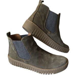 Comfortiva Align Hartley Olive Suede (Women's) size 6.5M